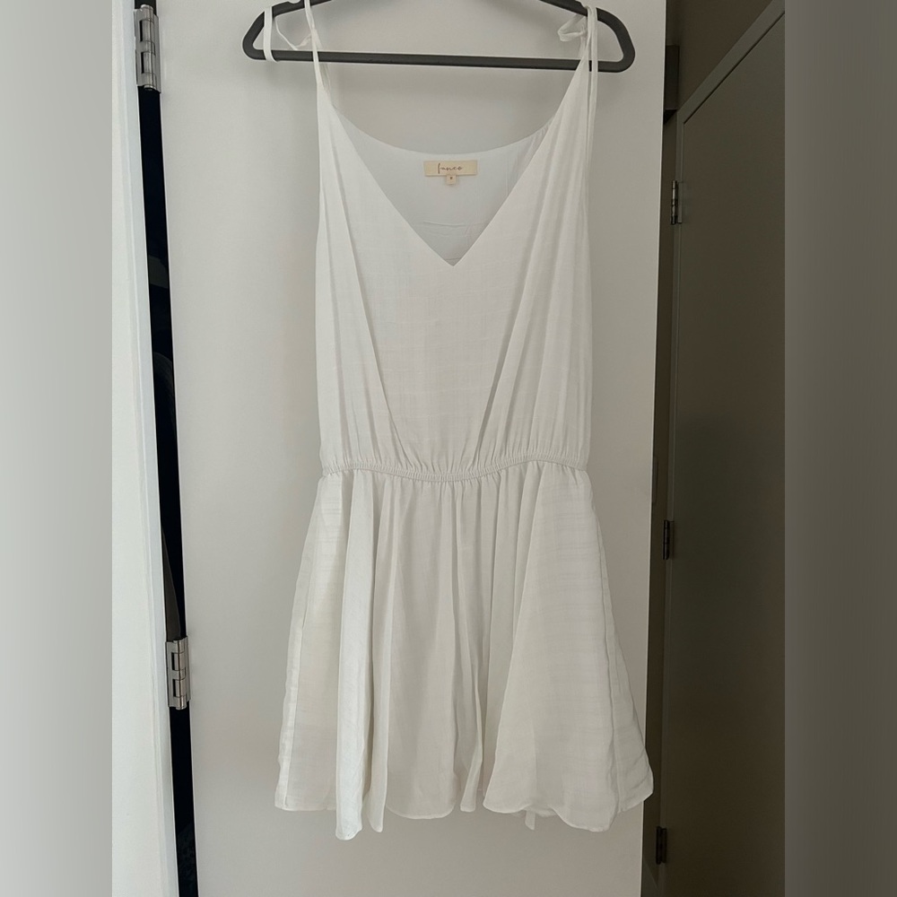 Simple white dress that is perfect for a day trip!